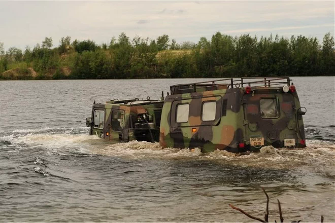 Вездеход BV-206 Лось на плаву