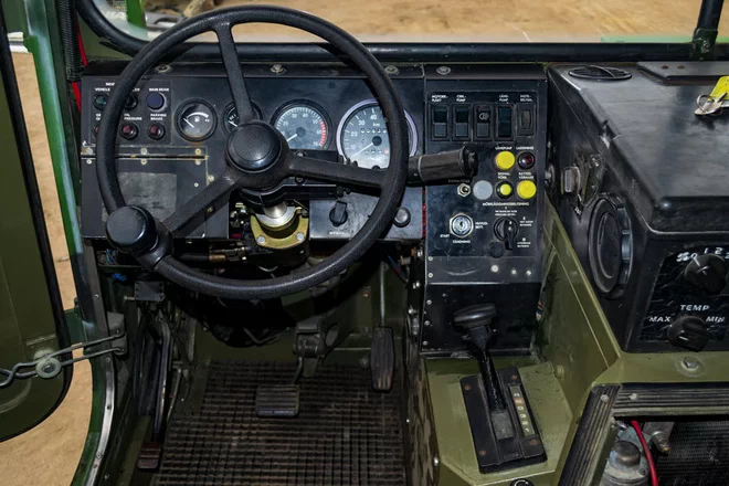 Органы управления вездехода BV-206 Лось